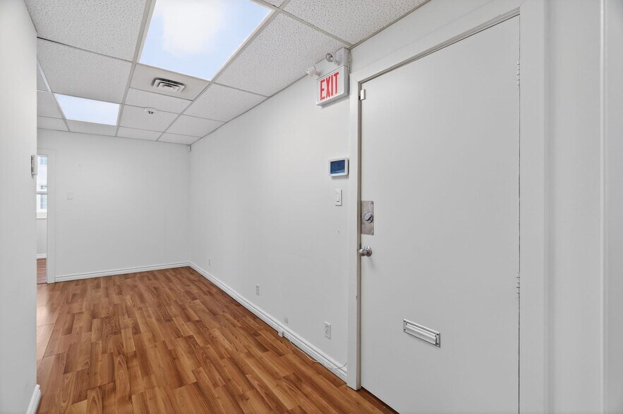 More Photos Of 256-260 Church St, Oakville Storefront Retail Office For Lease