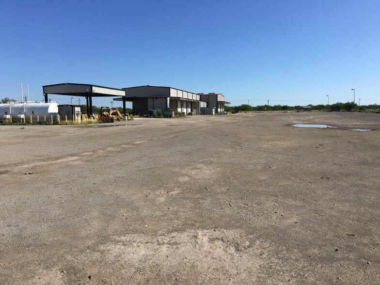 More Photos Of 12071 W Highway 85, Dilley Service For Sale
