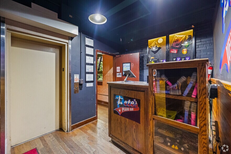 More Photos Of 611 Houston St, Fort Worth Bar For Sale