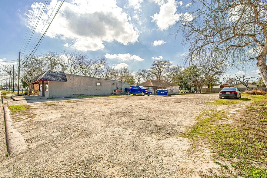 More Photos Of 512 Sodville St, Sinton Sports And Entertainment For Sale