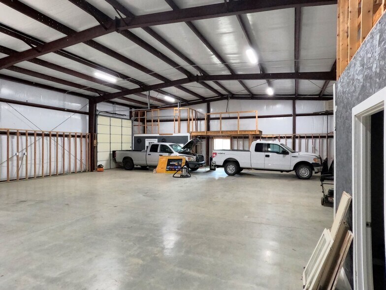 More Photos Of 403 N Donation St, Tioga Flex For Sale
