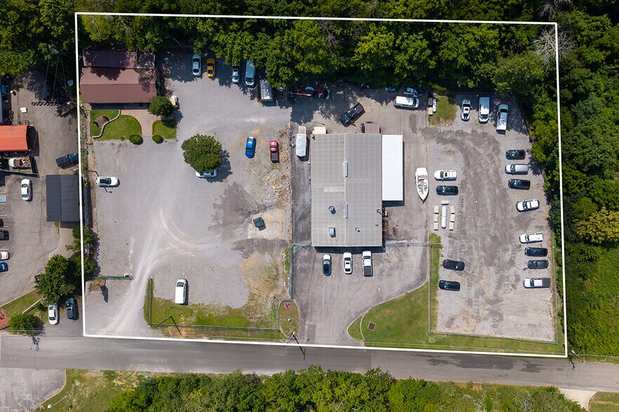 More Photos Of 103-107 Mallard Dr, Hendersonville Warehouse For Sale