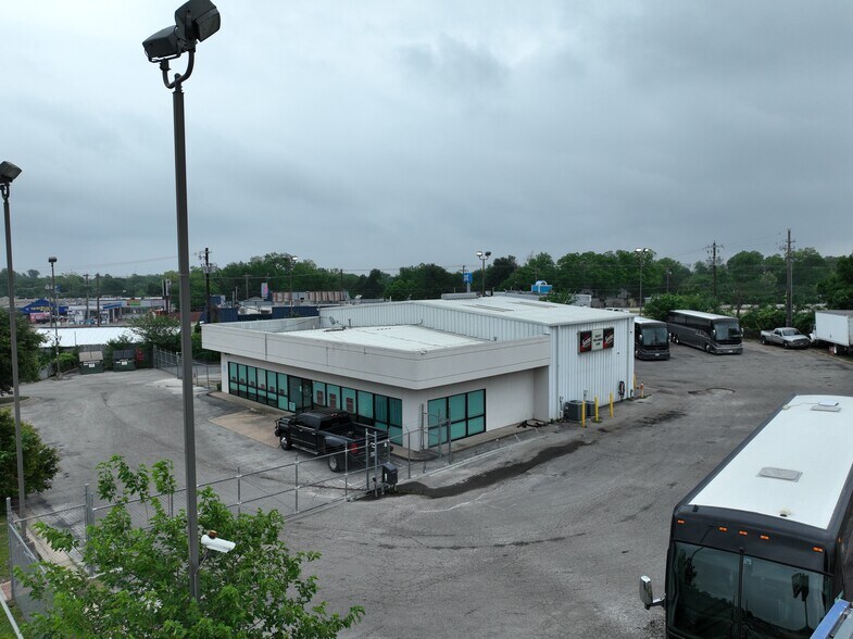 More Photos Of 6415 E US HWY 290, Austin Showroom For Lease