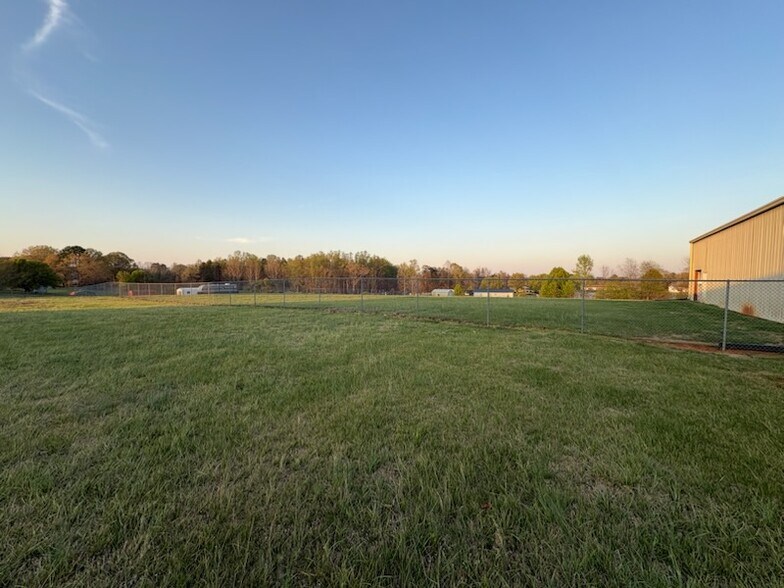 More Photos Of 342 Wilson Dr, Fallston Distribution For Sale