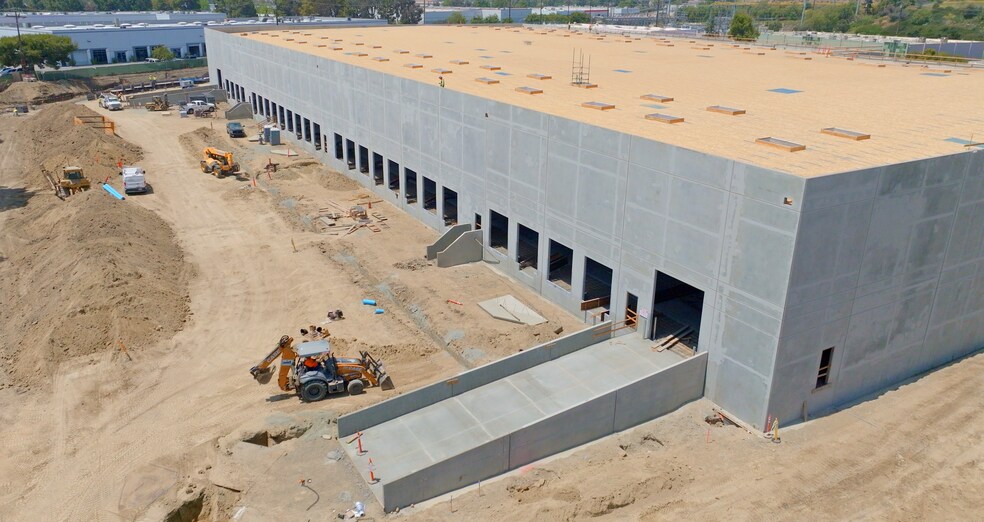 More Photos Of 1300 Lawrence, Thousand Oaks Manufacturing For Lease