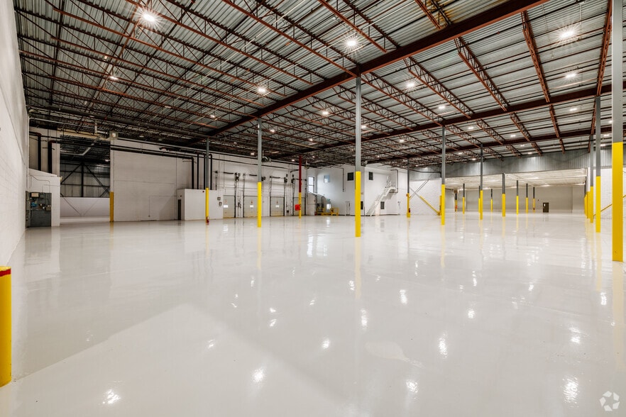 Primary Photo Of 1660-1700 Boul Hymus, Dorval Warehouse For Lease