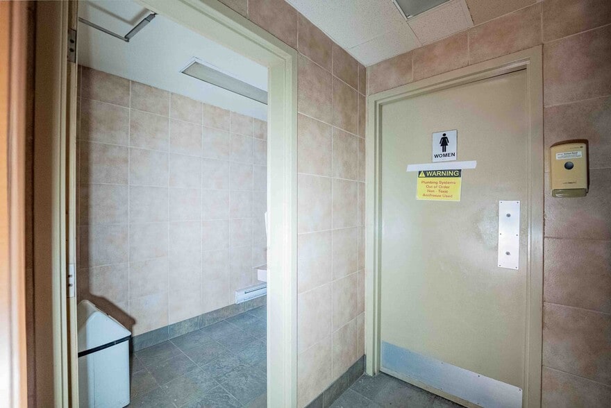 More Photos Of 1181 Notre Dame Av, Sudbury Restaurant For Lease