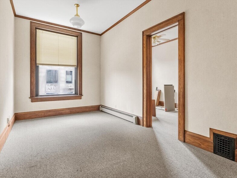 More Photos Of 921-931 8th St, Manitowoc Office For Sale