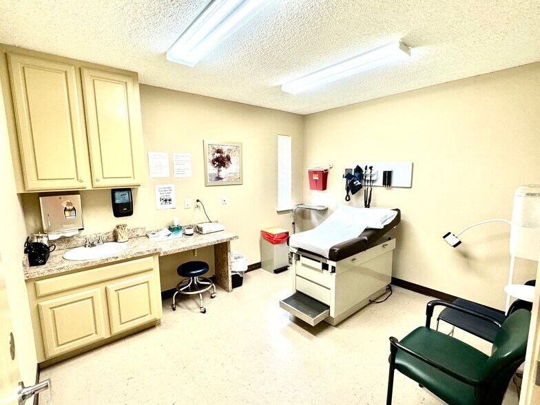 More Photos Of 101 Anthony Dr, Teague Medical For Sale