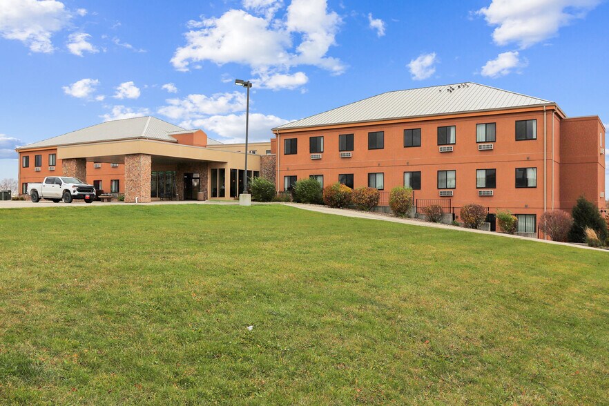 More Photos Of 4222 S 22nd Ave E, Newton Hotel For Sale