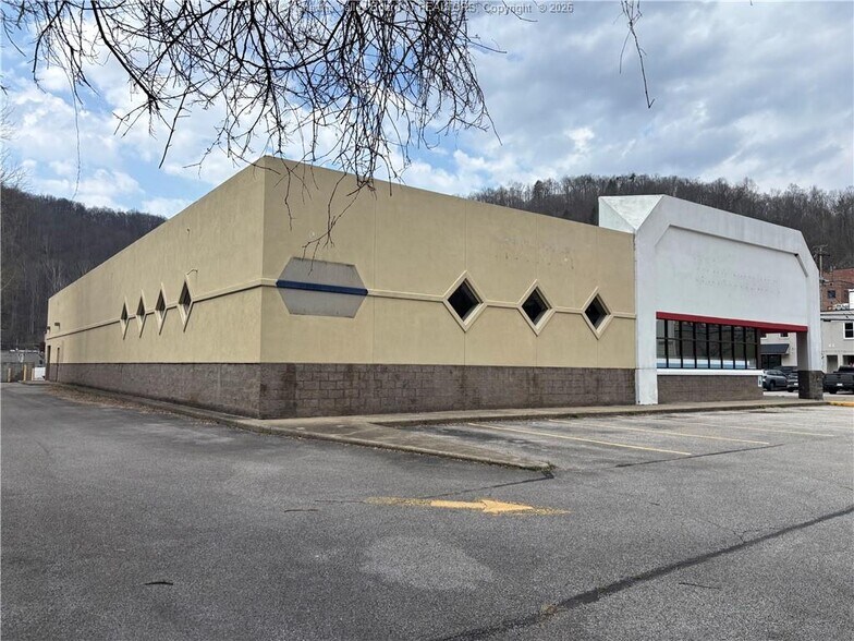 More Photos Of 173 Main St, Clay Drugstore For Lease