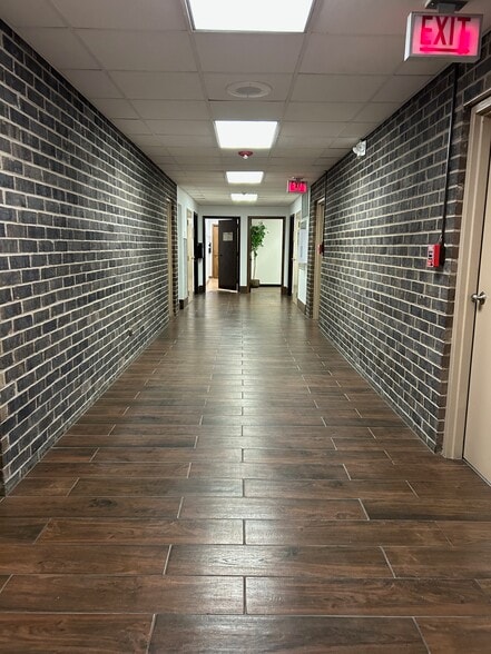 More Photos Of 1580 N Northwest Hwy, Park Ridge Office Residential For Lease