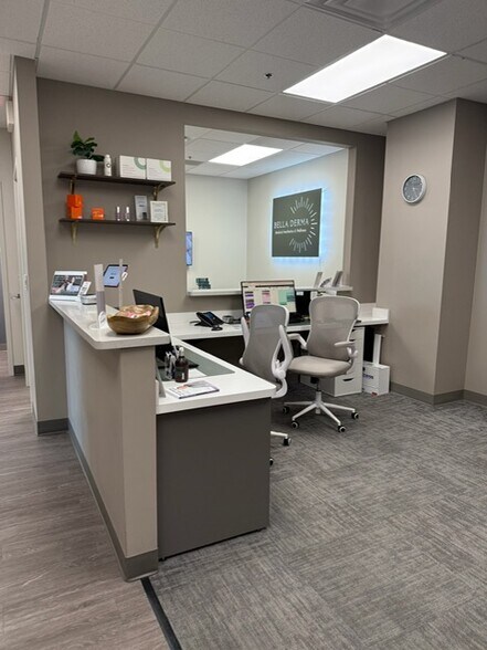 More Photos Of 9501 N Oak Tfwy, Kansas City Medical For Lease