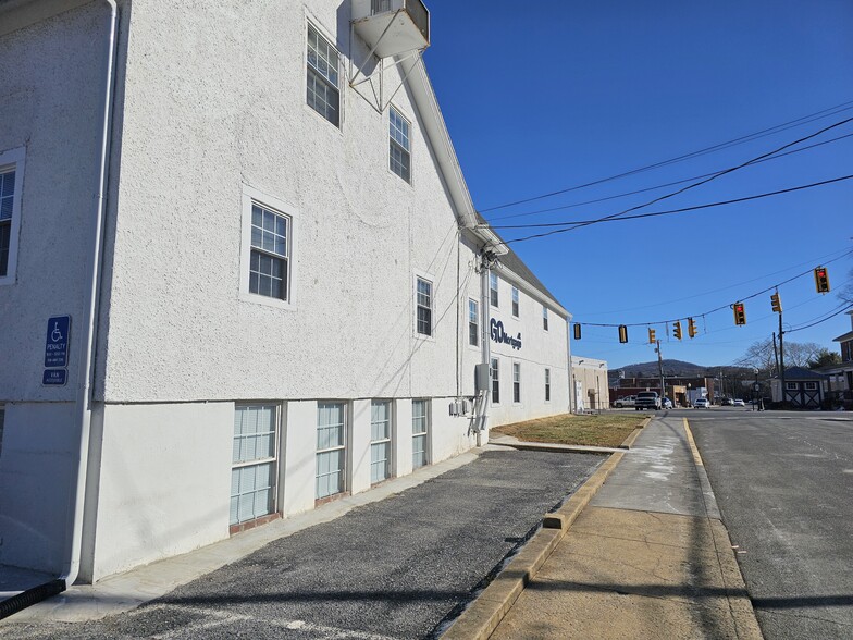 More Photos Of 27 S Royal Ave, Front Royal Medical For Lease