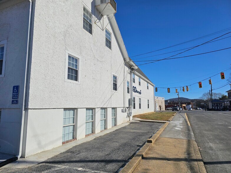 More Photos Of 27 S Royal Ave, Front Royal Medical For Lease