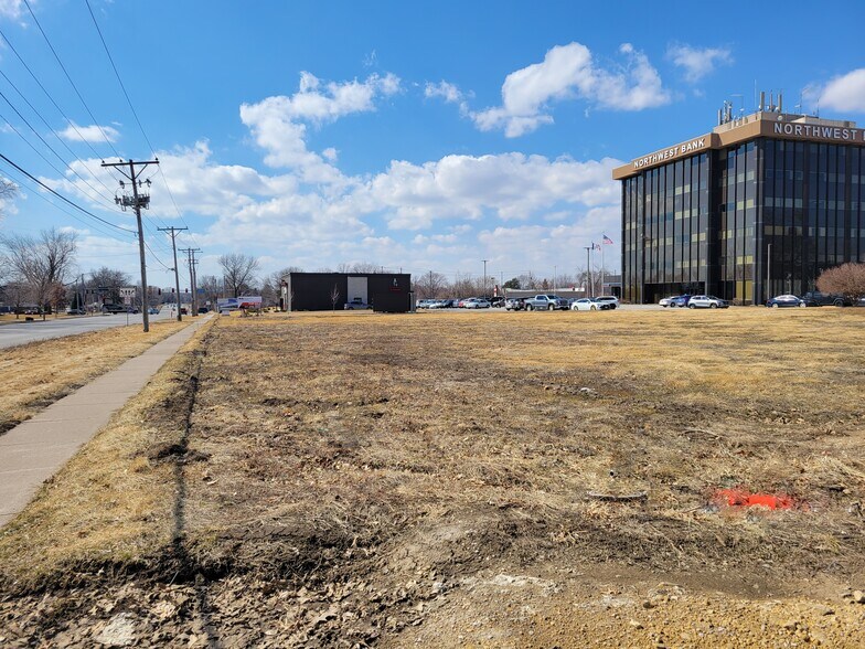 More Photos Of 2570 Middle, Bettendorf General Retail For Sale