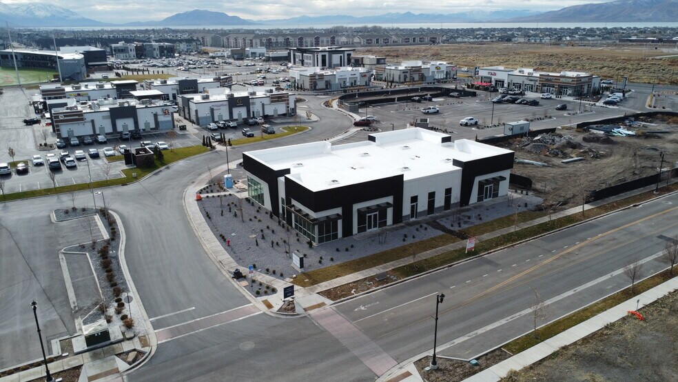 More Photos Of 634 N Mill Road, Vineyard Storefront Retail Office For Lease