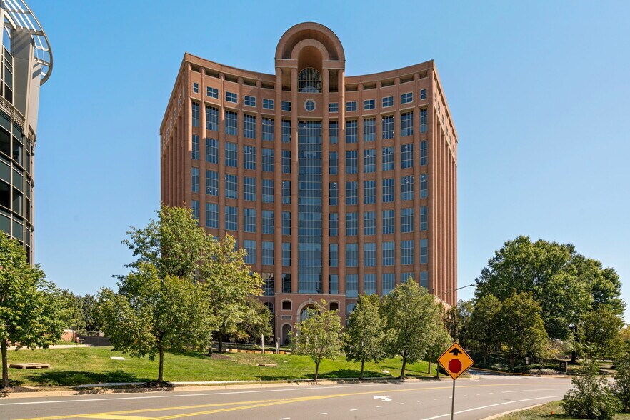 More Photos Of 8000 Towers Crescent Dr, Vienna Office For Lease