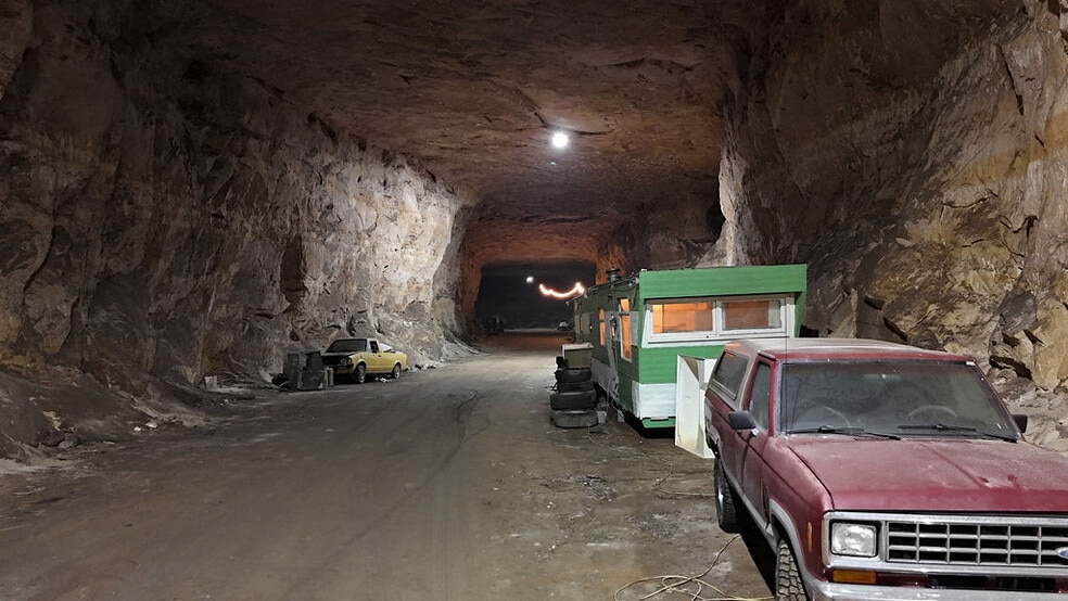 More Photos Of 20 Cave Industrial dr, Crystal City Industrial For Sale