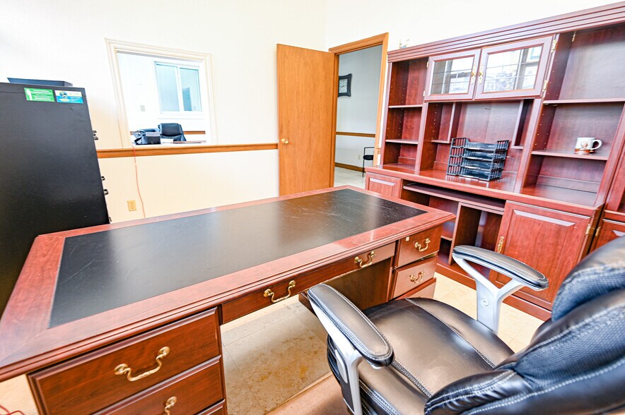 More Photos Of 19 Ridout St W, Tillsonburg Office For Lease