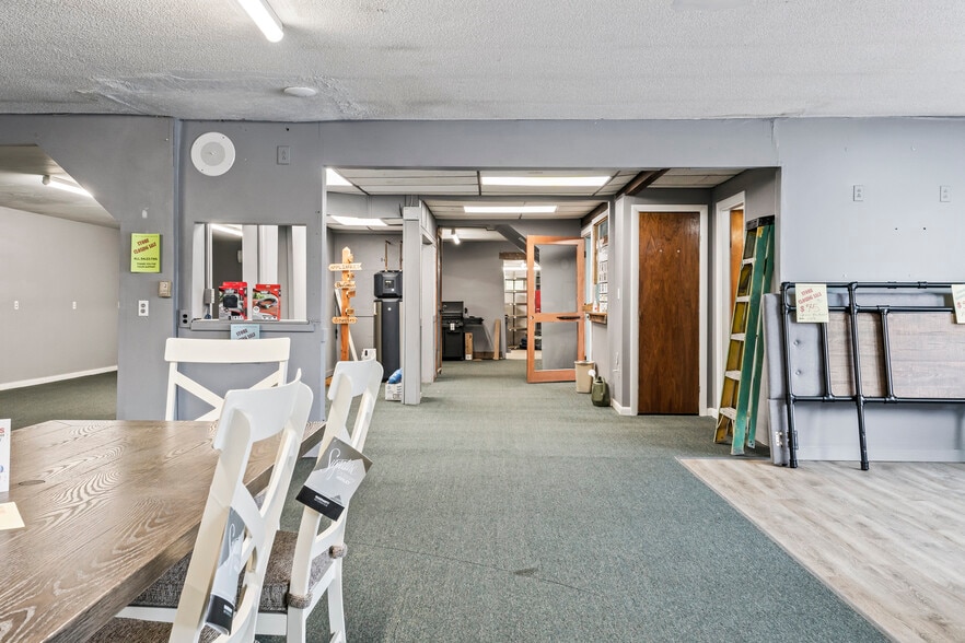 More Photos Of 680 Maine Ave, Farmingdale Storefront Retail Office For Lease