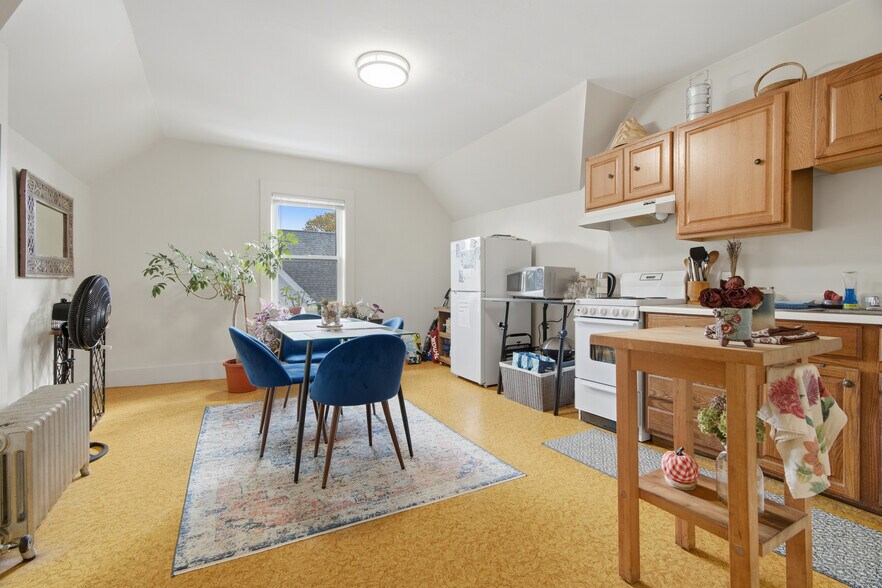 More Photos Of 37 Washington Ave, Waltham Multifamily For Sale