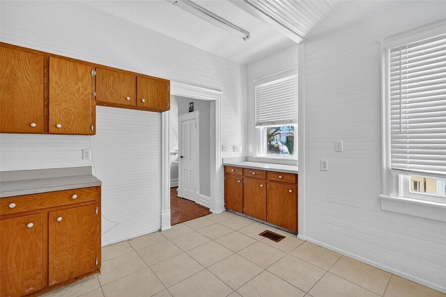 More Photos Of 1218 W Broad St, Groveland Office For Sale