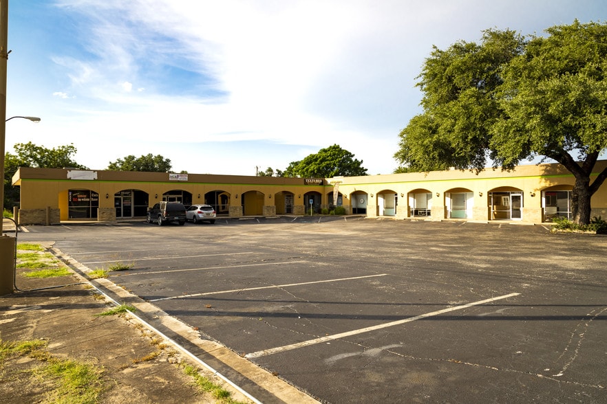 More Photos Of 3203 Nacogdoches Rd, San Antonio Unknown For Lease