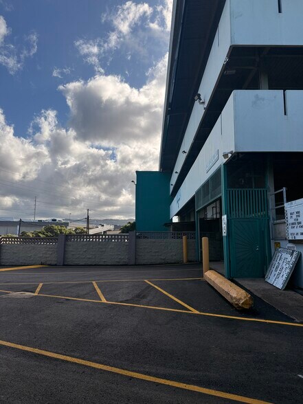 More Photos Of 98-021 Kamehameha Hwy, Aiea Warehouse For Lease