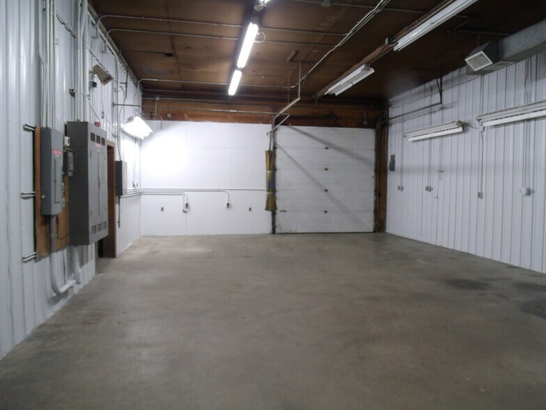 More Photos Of 411 Holmes St, Frankfort Light Distribution For Sale