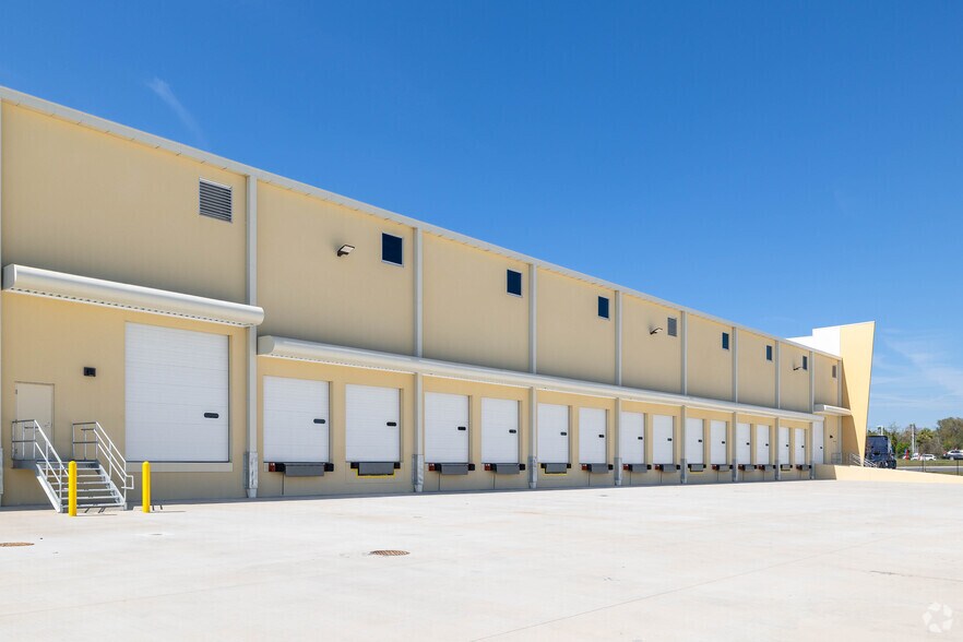 More Photos Of 3900 County Line Road, Lakeland Distribution For Lease