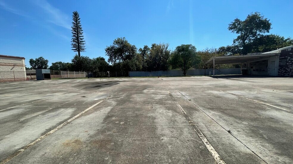 More Photos Of 3614 W Jefferson Blvd, Dallas Office For Sale