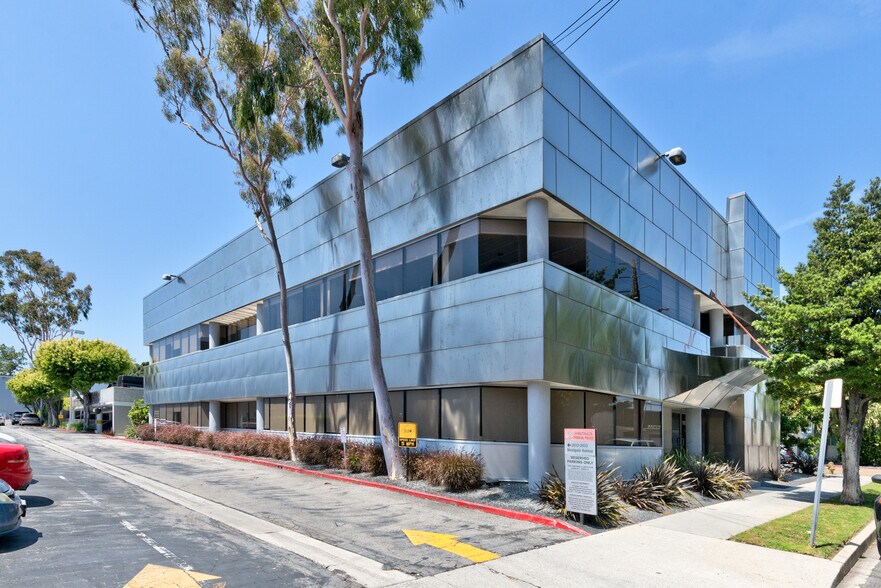 More Photos Of 2036-2048 Armacost Ave, Los Angeles Loft Creative Space For Lease