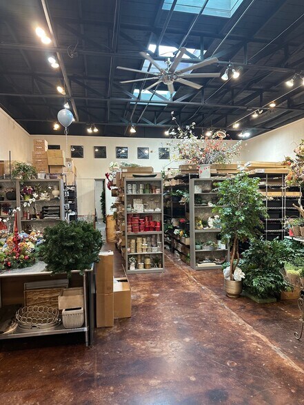 More Photos Of 1607 Dragon St, Dallas Showroom For Lease