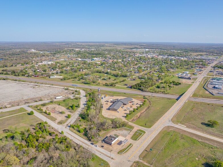 More Photos Of 1221 N 8th Ave, Stroud Convenience Store For Sale