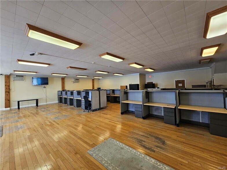 More Photos Of 719 Durham Rd, Riegelsville Storefront Retail Residential For Lease