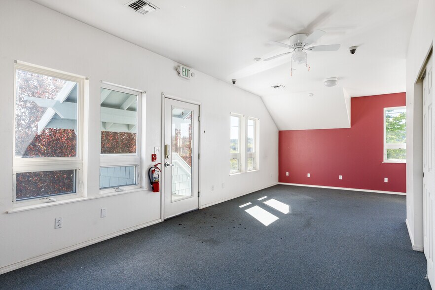 More Photos Of 35 SE Ely St, Oak Harbor Office For Sale