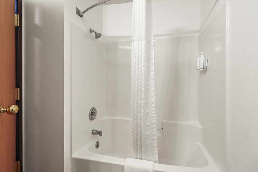More Photos Of 726 S Lake Ave, Phillips Hotel For Sale