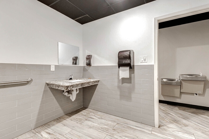 More Photos Of 1101 Alma St, Tomball Medical For Lease
