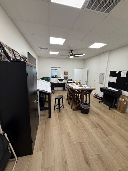 More Photos Of 504 N Breckenridge St, Ennis Warehouse For Sale