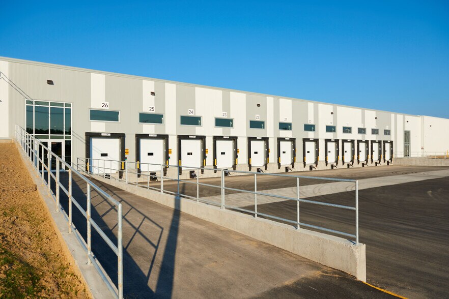 More Photos Of 8000 Av Blaise-Pascal, Montréal Distribution For Lease