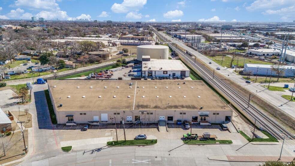 More Photos Of 13908-13910 Distribution Way, Farmers Branch Distribution For Lease