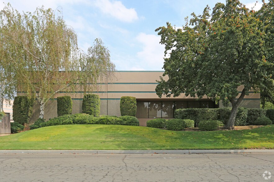 More Photos Of 4644 W Jennifer Ave, Fresno Light Distribution For Lease