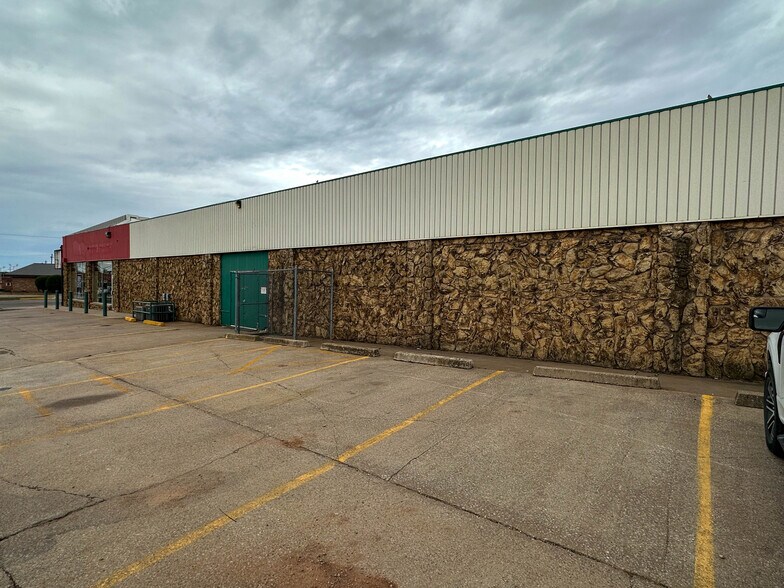 More Photos Of 423 N 7th St, Perry Freestanding For Sale