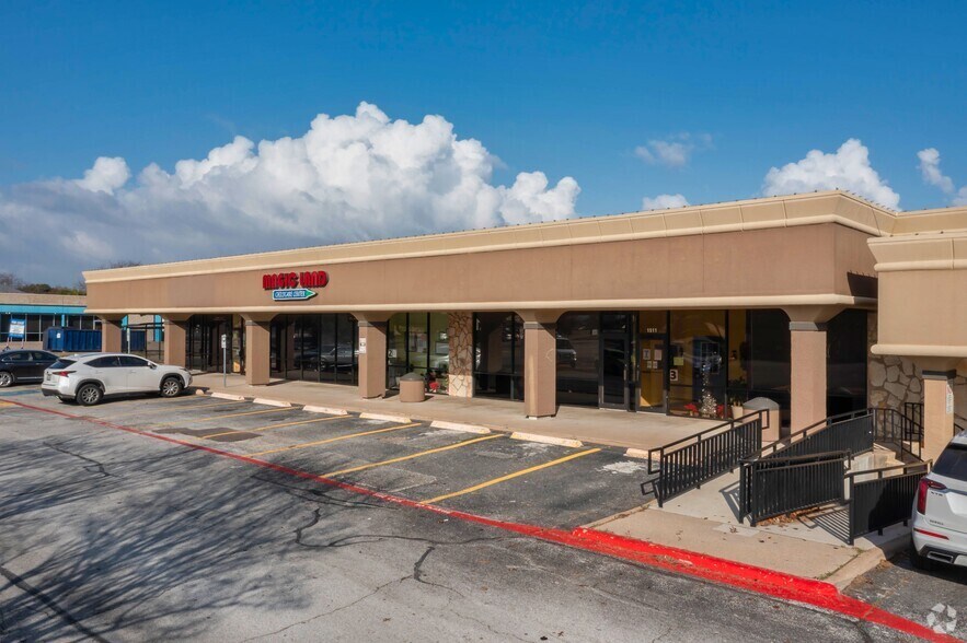 More Photos Of 1413-1529 W Buckingham Rd, Garland Unknown For Lease