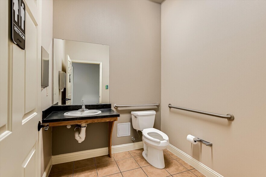 More Photos Of 13284 Pond Springs Rd, Austin Office For Sale