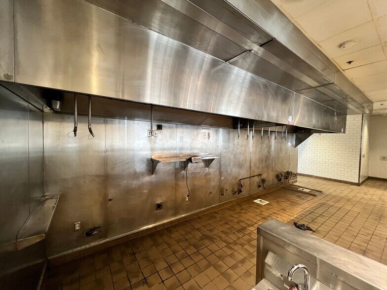 More Photos Of 14025 W Colfax Dr, Lakewood Freestanding For Lease