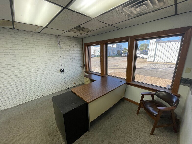 More Photos Of 105 N 9th Ave, Evansville Warehouse For Sale