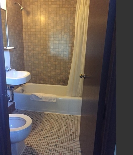 More Photos Of 100 Silver St, Hurley Hotel For Sale