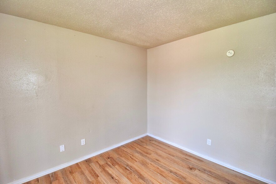 More Photos Of 303-511 E Reagan Rd, Beeville Multifamily For Sale